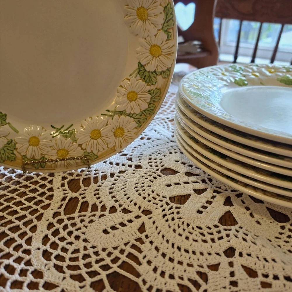 Set 8 Vintage METLOX Poppytrail Sculptured Daisy Dinner Plates 10.5